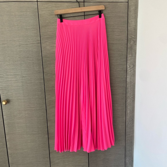 Balenciaga pink pleted asymmetrical skirt. - Picture 6 of 9